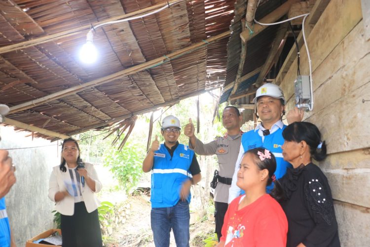 Direktur Manajemen Pembangkitan PLN, Rizal Calvary Marimbo (kedua dari kanan) secara simbolis menyalakan listrik di rumah salah satu penerima program sambung listrik gratis "Berbagi Cahaya, Menumbuhkan Harapan", Ringin Torabu di Tentena, Kabutapen Poso, Sulawesi Tengah, Jumat, (24/10/2025). (Divkom PLN Pusat)