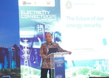 Executive Director ASEAN Centre for Energy (ACE), Dato’ Ir. Ts. Razib Dawood, dalam _plennary session_ Electricity Connect 2025, di Jakarta, Rabu (19/11), menyampaikan bahwa ketahanan energi merupakan fondasi utama bagi pertumbuhan ekonomi. Ia menyoroti, permintaan energi di kawasan diproyeksikan tumbuh hampir tiga kali lipat pada 2050, sehingga diperlukan transformasi besar pada sistem energi. (Divkom PLN Pusat)