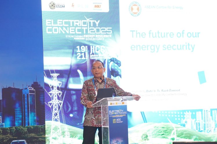 Executive Director ASEAN Centre for Energy (ACE), Dato’ Ir. Ts. Razib Dawood, dalam _plennary session_ Electricity Connect 2025, di Jakarta, Rabu (19/11), menyampaikan bahwa ketahanan energi merupakan fondasi utama bagi pertumbuhan ekonomi. Ia menyoroti, permintaan energi di kawasan diproyeksikan tumbuh hampir tiga kali lipat pada 2050, sehingga diperlukan transformasi besar pada sistem energi. (Divkom PLN Pusat)