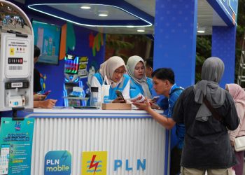 Tampak petugas PLN sedang memberikan edukasi terkait berbagai fitur pada aplikasi PLN Mobile. Kegiatan ini berlangsung dalam agenda peluncuran program Gelegar SwaCAM di Bandung, Jawa Barat, Sabtu (22/11), yang menghadirkan beragam aktivitas interaktif, salah satunya sosialisasi penggunaan fitur SwaCAM dan pemanfaatan aplikasi PLN Mobile secara lebih luas. (Divkom PLN Pusat)