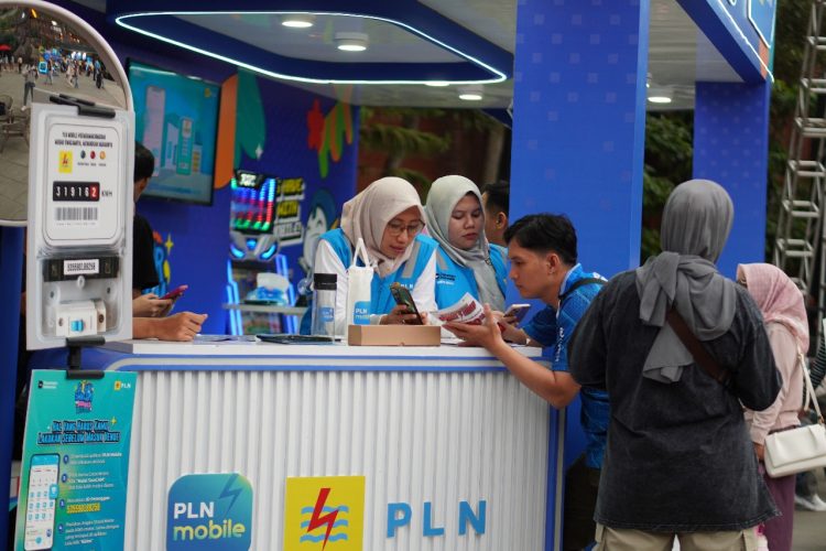Tampak petugas PLN sedang memberikan edukasi terkait berbagai fitur pada aplikasi PLN Mobile. Kegiatan ini berlangsung dalam agenda peluncuran program Gelegar SwaCAM di Bandung, Jawa Barat, Sabtu (22/11), yang menghadirkan beragam aktivitas interaktif, salah satunya sosialisasi penggunaan fitur SwaCAM dan pemanfaatan aplikasi PLN Mobile secara lebih luas. (Divkom PLN Pusat)