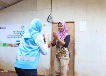 Direktur Keuangan PLN, Sinthya Roesly (kiri), disambut hangat oleh Juniah (kanan), salah satu penerima manfaat sambungan listrik gratis di Desa Pejamben, Kecamatan Carita, Kabupaten Pandeglang, Banten. Momen bahagia itu menjadi saksi pertama kalinya rumah Juniah memiliki sambungan listrik mandiri. (Divkom PLN Pusat)