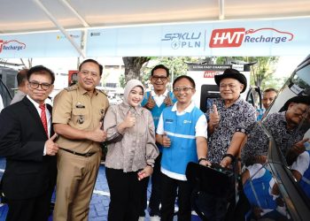 Anggota Komisi XI DPR RI Annisa Mahesa (tiga dari kiri), Wakil Wali Kota Jakarta Timur Kusmanto (dua dari kiri), Direktur Retail dan Niaga PLN Adi Priyanto (dua dari kanan), General Manager PLN UID Jakarta Raya Andy Adchaminoerdin (tiga dari kanan), Senior Advisor PT High Volt Technologi (HVT) Herman Darnel Ibrahim (kanan) dan Direktur PT HVT, Jeskiel Barus (kiri) melakukan pengisian daya kendaraan listrik secara simbolis di SPKLU Center KM 10,6 Tol Jagorawi, Senin (02/11/2025). (Divkom PLN Pusat)