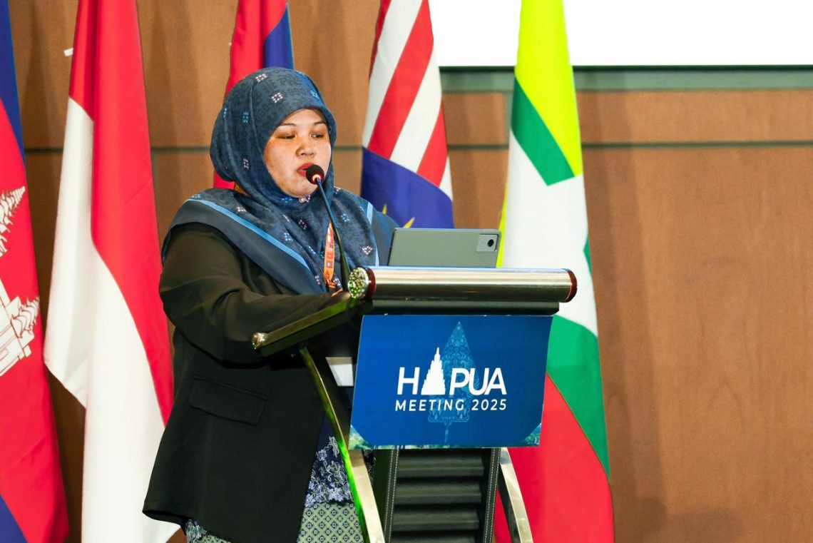 Dalam sambutannya dalam agenda The 13th Meeting of Heads of ASEAN Power Utilities/Authorities (HAPUA) Working Group 5 dengan tema “Human Capital Mindshift: Aligned People, Strategy, and Growth”, yang digelar di Yogyakarta pada Senin (3/11), Co-Chairman HAPUA Working Group 5, Hjh Izwaliani Hj Zulkarnain menyampaikan bahwa keberhasilan transisi energi di kawasan tidak hanya bergantung pada teknologi, tetapi juga pada perubahan cara berpikir dan peningkatan kapasitas SDM. (Divkom PLN Pusat)