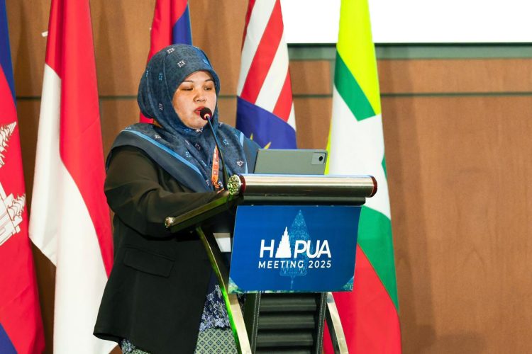 Dalam sambutannya dalam agenda The 13th Meeting of Heads of ASEAN Power Utilities/Authorities (HAPUA) Working Group 5 dengan tema “Human Capital Mindshift: Aligned People, Strategy, and Growth”, yang digelar di Yogyakarta pada Senin (3/11), Co-Chairman HAPUA Working Group 5, Hjh Izwaliani Hj Zulkarnain menyampaikan bahwa keberhasilan transisi energi di kawasan tidak hanya bergantung pada teknologi, tetapi juga pada perubahan cara berpikir dan peningkatan kapasitas SDM. (Divkom PLN Pusat)