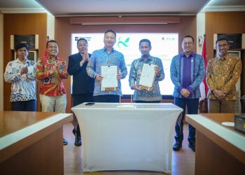 Disaksikan oleh Kepala Dinas ESDM Provinsi Jawa Tengah, Agus Sugiharto (tiga dari kiri), General Manager PLN UID Jateng & DIY, Bramantyo Anggun Pambudi (dua dari kanan), Direktur PT Jawa Tengah Lahan Andalan, Andi (kiri), VP Pelanggan Korporasi dan Bisnis Individu PLN, Faisal Muslim (dua dari kiri) dan Senior Manager Niaga dan Manajemen Pelanggan PLN UID Jateng & DIY, Darmadi (kanan), penandatanganan Perjanjian Jual Beli Tenaga Listrik (PJBTL) dilakukan oleh Direktur PT Dahua Industrial Indonesia, Mr. Li Shu Qing (tengah) dan Manager PLN UP3 Grobogan, Anjar Widyatama (tiga dari kanan) pada Selasa, (28/10/2025). (Divkom PLN Pusat)