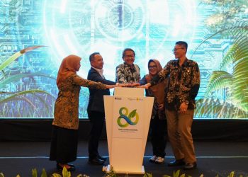 Deputi Bidang Pengembangan Standar Badan Standardisasi Nasional (BSN), Hendro Kusumo (tengah) bersama Direktur Pembenihan Tanaman Pangan Direktorat Jenderal Tanaman Pangan Kementerian Pertanian, Ladiyani Retno Widowati (kiri), Ketua Tim Perumusan Standardisasi Industri P4SI Kementerian Perindustrian, Yasmita (kedua dari kanan), Direktur Manajemen Pembangkitan PLN, Rizal Calvary Marimbo (kedua dari kiri), dan Vice President Pemanfaatan dan Pengelolaan Fly Ash Bottom Ash (FABA) PLN, Irwan Amri (kanan) secara simbolis melakukan penekanan tombol peluncuran Standar Nasional Indonesia (SNI) 9387:2025 terkait FABA di Jakarta (28/10/2025) kemarin. (Divkom PLN Pusat)