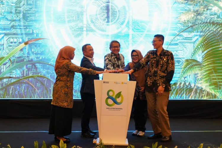 Deputi Bidang Pengembangan Standar Badan Standardisasi Nasional (BSN), Hendro Kusumo (tengah) bersama Direktur Pembenihan Tanaman Pangan Direktorat Jenderal Tanaman Pangan Kementerian Pertanian, Ladiyani Retno Widowati (kiri), Ketua Tim Perumusan Standardisasi Industri P4SI Kementerian Perindustrian, Yasmita (kedua dari kanan), Direktur Manajemen Pembangkitan PLN, Rizal Calvary Marimbo (kedua dari kiri), dan Vice President Pemanfaatan dan Pengelolaan Fly Ash Bottom Ash (FABA) PLN, Irwan Amri (kanan) secara simbolis melakukan penekanan tombol peluncuran Standar Nasional Indonesia (SNI) 9387:2025 terkait FABA di Jakarta (28/10/2025) kemarin. (Divkom PLN Pusat)