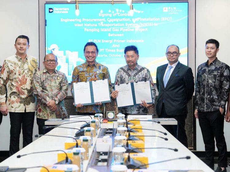 Bertepatan dengan Hari Listrik Nasional (HLN) pada Senin (27/10), PLN EPI resmi menandatangani kontrak Engineering, Procurement, Construction and Installation (EPCI) Proyek Pipa Gas West Natuna Transportation System (WNTS) – Pulau Pemping bersama PT Timas Suplindo.

Kiri ke Kanan: Ridwan Dhani Wirianata (Komisaris Independen PLN EPI), Nikson Silalahi (Komisaris Utama PLN EPI), Rakhmad Dewanto (Direktur Utama PLN EPI),  Sulianto Entong (Direktur Utama PT Timas Suplindo), Anggawira (Tenaga Ahli Menteri ESDM Bidang Monitoring dan Evaluasi Pembangunan Infrastruktur Minyak dan Gas), Hugo Tangara (Director of Bussiness Development PT Timas Suplindo). (Divkom PLN Pusat)