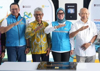 Penandatanganan prasasti oleh Direktur Distribusi PLN, Arsyadany G. Akmalaputri (kedua dari kanan), didampingi oleh General Manager PLN Unit Induk Distribusi Jawa Tengah dan Daerah Istimewa Yogyakarta, Bramantyo Anggun Pambudi (kiri), Asisten Sekretariat Daerah DIY Bidang Perekonomian dan Pembangunan, Tri Saktiyana (kedua dari kiri), dan Guru Besar Teknik Elektro Universitas Gajah Mada, Tumiran (kanan), sebagai simbol diresmikannya SPKLU Center di Kantor UP3 Yogyakarta, Bantul, Yogyakarta, pada Kamis (06/11/2025). (Divkom PLN Pusat)