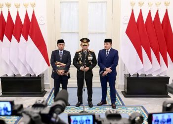 Menteri Sekretaris Negara Prasetyo Hadi (kiri), Sekretaris Kabinet Teddy Indra Wijaya (kanan), dan Kapolri Jenderal Listyo Sigit Prabowo  (tengah) menyampaikan keterangan pers di Istana Merdeka, Jakarta, Jumat (07/11/2025), (Dok. BPMI Setpres )