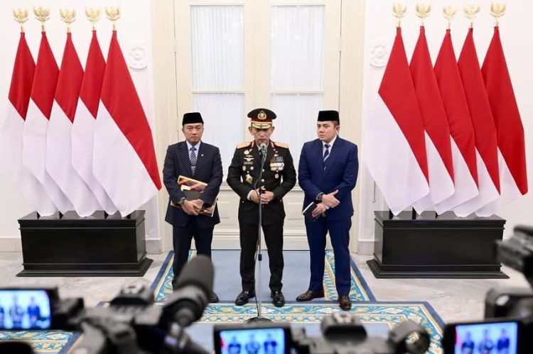 Menteri Sekretaris Negara Prasetyo Hadi (kiri), Sekretaris Kabinet Teddy Indra Wijaya (kanan), dan Kapolri Jenderal Listyo Sigit Prabowo  (tengah) menyampaikan keterangan pers di Istana Merdeka, Jakarta, Jumat (07/11/2025), (Dok. BPMI Setpres )