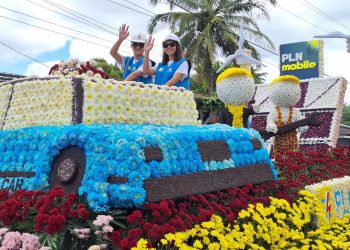 Parade kendaraan hias dalam rangkaian acara Tomohon International Flower Festival (TIFF) menampilkan pesona bunga krisan sebagai daya tarik utama. Melalui program Electrifying Agriculture, PLN mendukung petani krisan di Tomohon, Sulawesi Utara dalam mengembangkan budidaya berbasis listrik yang lebih efisien, produktif, dan berkelanjutan. (Divkom PLN Pusat)