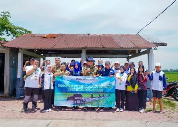 Direktur Utama Petrokimia Gresik, Daconi Khotob (tengah/ Topi Biru), bersama petani dan perwakilan Petrokimia Gresik dalam kegiatan Sarasehan Petani Agrosolution di Kabupaten Madiun, Jawa Timur. (Istimewa)