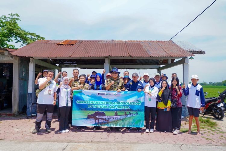 Direktur Utama Petrokimia Gresik, Daconi Khotob (tengah/ Topi Biru), bersama petani dan perwakilan Petrokimia Gresik dalam kegiatan Sarasehan Petani Agrosolution di Kabupaten Madiun, Jawa Timur. (Istimewa)