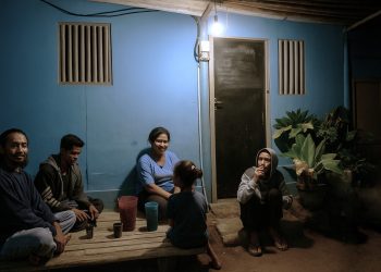 Suasana sukacita dan penuh keakraban para warga yang kini telah menikmati bantuan sambungan listrik dari Program Tirai Kasi PLN. (Divkom PLN Pusat)