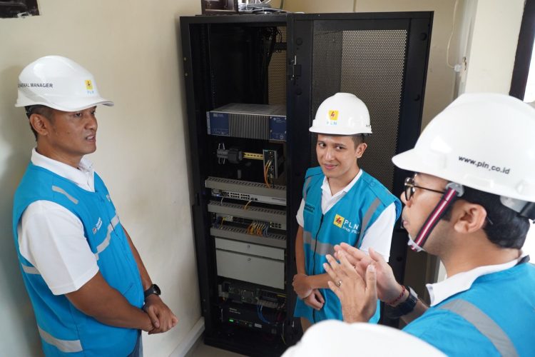 General Manager PLN Unit Induk Distribusi (UID) Bali, Eric Rossi Priyo Nugroho (kiri) bersama petugas meninjau ruang kontrol Smart Microgrid Nusa Penida. (Divkom PLN Pusat)