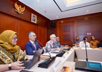 Perwakilan Uni Eropa untuk Indonesia Jerome Pons (kedua dari kiri) menegaskan komitmen Uni Eropa melalui inisiatif Global Gateway dalam mendukung pembangunan infrastruktur infrastruktur kelistrikan yang modern, tangguh, dan rendah emisi. di Indonesia. (Divkom PLN Pusat)