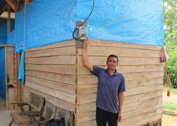 Salah satu penerima manfaat program Light Up The Dream di Kabupaten Konawe, Sulawesi Tenggara, Sofyanto, saat menyalakan listrik di rumahnya untuk pertama kali. Bagi Sofyanto, hadirnya akses listrik mandiri membawa harapan baru untuk keluarganya. (Divkom PLN Pusat)