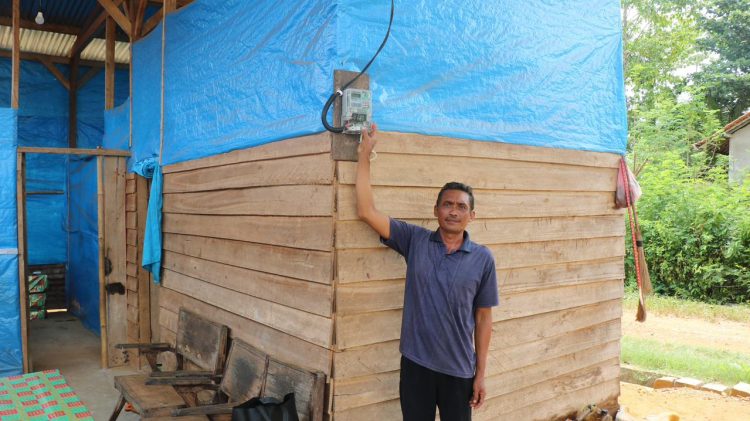Salah satu penerima manfaat program Light Up The Dream di Kabupaten Konawe, Sulawesi Tenggara, Sofyanto, saat menyalakan listrik di rumahnya untuk pertama kali. Bagi Sofyanto, hadirnya akses listrik mandiri membawa harapan baru untuk keluarganya. (Divkom PLN Pusat)
