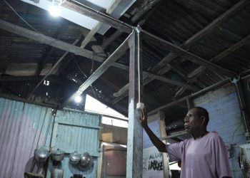 Arobi Namudat, warga Desa Fakfak Selatan, yang sehari-hari berprofesi sebagai supir menyampaikan bahwa dirinya merasa sangat terbantu karena rumahnya telah dialiri listrik PLN lewat Program Bantuan Pasang Baru Listrik (BPBL) dari Kementerian Energi dan Sumber Daya Mineral (ESDM). Menurutnya, memiliki listrik sendiri tanpa menyambung dari tetangga sebelumnya hanya sebuah impian, tetapi saat ini bisa diwujudkan berkat Pemerintah. (Divkom PLN Pusat)