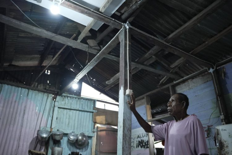 Arobi Namudat, warga Desa Fakfak Selatan, yang sehari-hari berprofesi sebagai supir menyampaikan bahwa dirinya merasa sangat terbantu karena rumahnya telah dialiri listrik PLN lewat Program Bantuan Pasang Baru Listrik (BPBL) dari Kementerian Energi dan Sumber Daya Mineral (ESDM). Menurutnya, memiliki listrik sendiri tanpa menyambung dari tetangga sebelumnya hanya sebuah impian, tetapi saat ini bisa diwujudkan berkat Pemerintah. (Divkom PLN Pusat)