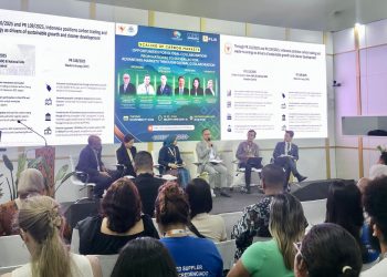 Suasana diskusi panel bertajuk “Scaling Up Carbon Markets” pada Selasa, (11/11) di COP30 Belém, Brasil. Diskusi panel ini dihadiri oleh Wakil Ketua MPR, Eddy Soeparno (ketiga dari kanan), Direktur Tata Kelola Harga Karbon, Kementerian LH, Ignatius Wahyu Marjaka (kedua dari kanan), Acting Head of the Climate Section, Kementerian Iklim dan Lingkungan Norwegia, Erling Motzfeldt Kravik (kanan), Direktur TNK PLN, Evy Haryadi (kiri), CEO Gold Standard, Margaret Kim (kedua dari kiri), dan EVP Transisi Energi dan Keberlanjutan PLN, Kamia Handayani (ketiga dari kiri). (Divkom PLN Pusat)