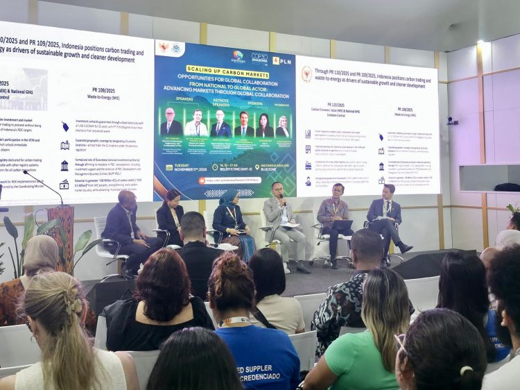 Suasana diskusi panel bertajuk “Scaling Up Carbon Markets” pada Selasa, (11/11) di COP30 Belém, Brasil. Diskusi panel ini dihadiri oleh Wakil Ketua MPR, Eddy Soeparno (ketiga dari kanan), Direktur Tata Kelola Harga Karbon, Kementerian LH, Ignatius Wahyu Marjaka (kedua dari kanan), Acting Head of the Climate Section, Kementerian Iklim dan Lingkungan Norwegia, Erling Motzfeldt Kravik (kanan), Direktur TNK PLN, Evy Haryadi (kiri), CEO Gold Standard, Margaret Kim (kedua dari kiri), dan EVP Transisi Energi dan Keberlanjutan PLN, Kamia Handayani (ketiga dari kiri). (Divkom PLN Pusat)