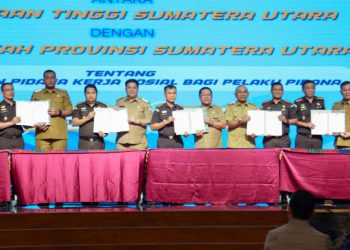 Wali Kota Pematangsiantar Wesly Silalahi, S.H., M.Kn ( 5 dari kanan) bersama Kepala Daerah se- Sumatera Utara menghadiri penandatanganan Memorandum of Understanding (MoU) atau Perjanjian Kerjasama dengan Kejaksaan. (Diskominfo Ps/Presisi-News.co.id)