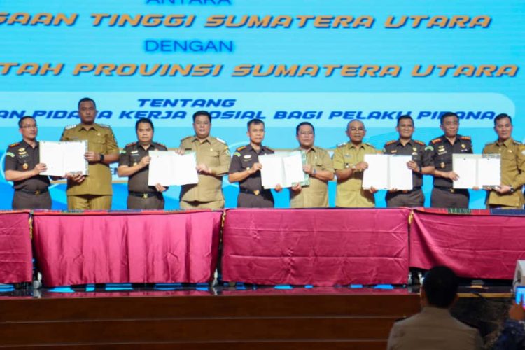 Wali Kota Pematangsiantar Wesly Silalahi, S.H., M.Kn ( 5 dari kanan) bersama Kepala Daerah se- Sumatera Utara menghadiri penandatanganan Memorandum of Understanding (MoU) atau Perjanjian Kerjasama dengan Kejaksaan. (Diskominfo Ps/Presisi-News.co.id)