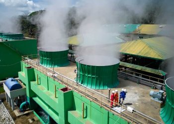 Ilustrasi petugas PLN yang sedang melakukan inspeksi di cooling tower PLTP Lahendong. (Divkom PLN Pusat)