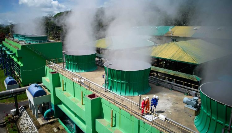 Ilustrasi petugas PLN yang sedang melakukan inspeksi di cooling tower PLTP Lahendong. (Divkom PLN Pusat)