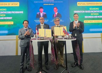 Menteri Lingkungan Hidup Republik Indonesia, Hanif Faisol Nurofiq (kiri) berfoto bersama Menteri Iklim dan Lingkungan Hidup Norwegia, Andreas Bjelland Eriksen (kanan), Direktur Teknologi, Engineering, dan Keberlanjutan PLN, Evy Haryadi (kedua dari kiri), dan Direktur Eksekutif Global Green Growth Institute (GGGI), Sang-Hyup Kim (kedua dari kanan) setelah penandatanganan Mutual Expression of Intent Generation-Based Incentive Programme antara PLN dan GGGI di Paviliun Indonesia, Belém, Brazil dalam Conference of the Parties ke-30 (COP30) pada Kamis (13/11/2025). (Divkom PLN Pusat/ PenaTerkini.co.id)