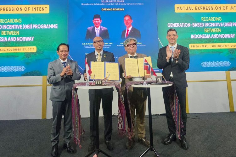 Menteri Lingkungan Hidup Republik Indonesia, Hanif Faisol Nurofiq (kiri) berfoto bersama Menteri Iklim dan Lingkungan Hidup Norwegia, Andreas Bjelland Eriksen (kanan), Direktur Teknologi, Engineering, dan Keberlanjutan PLN, Evy Haryadi (kedua dari kiri), dan Direktur Eksekutif Global Green Growth Institute (GGGI), Sang-Hyup Kim (kedua dari kanan) setelah penandatanganan Mutual Expression of Intent Generation-Based Incentive Programme antara PLN dan GGGI di Paviliun Indonesia, Belém, Brazil dalam Conference of the Parties ke-30 (COP30) pada Kamis (13/11/2025). (Divkom PLN Pusat/ PenaTerkini.co.id)