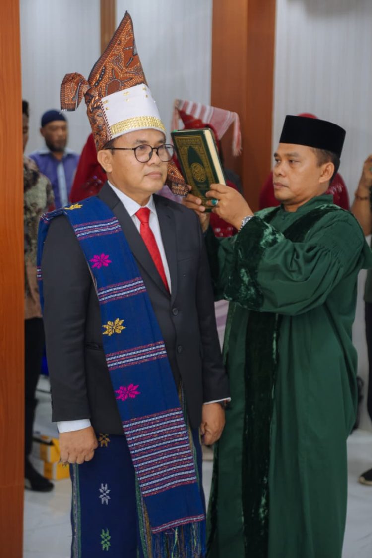 MUladi, S.T saat Pengambilan Sumpah/Janji Jabatan sebagai Direktur Umum Perumda Air Minum Tirta Uli Pematangsiantar masa periode 2025-2030. (Kominfo Ps/PenaTerkini.co.id)