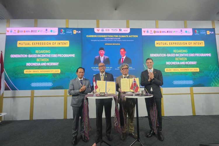 Menteri Lingkungan Hidup/Kepala Badan Pengendalian Lingkungan Hidup Republik Indonesia, Hanif Faisol Nurofiq (kiri) berfoto bersama Menteri Iklim dan Lingkungan Hidup Norwegia, Andreas Bjelland Eriksen (kanan), Direktur Teknologi, Engineering, dan Keberlanjutan PLN, Evy Haryadi (kedua dari kiri), dan Direktur Eksekutif Global Green Growth Institute (GGGI), Sang-Hyup Kim (kedua dari kanan) setelah penandatanganan Mutual Expression of Intent antara PLN dan GGGI di Paviliun Indonesia pada COP30 di Belém, Brasil, pada Kamis (13/11/2025). (Divkom PLN Pusat)
