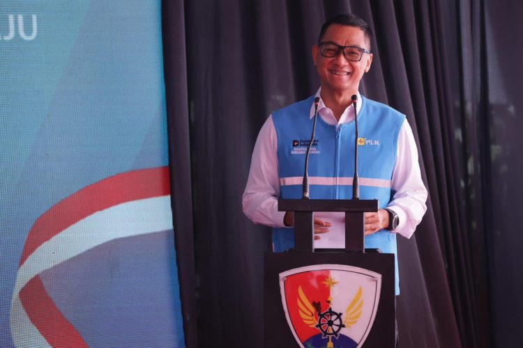 Direktur Utama PLN, Darmawan Prasodjo saat menyampaikan sambutannya pada Peresmian Dapur 2 Satuan Pelayanan Pemenuhan Gizi (SPPG) Lanud Atang Sendjaja di Kabupaten Bogor (21/11). Dirinya menyampaikan, inisiatif ini merupakan komitmen PLN dalam mendukung program prioritas nasional, khususnya percepatan penanganan stunting dan peningkatan gizi masyarakat. (Divkom PLN Pusat)