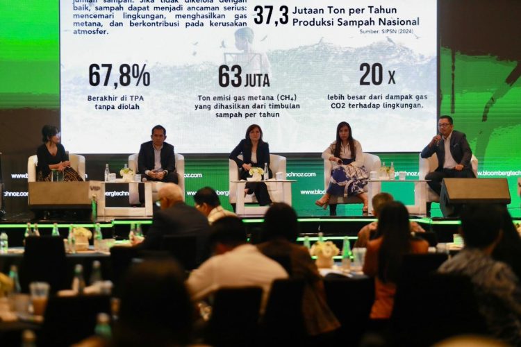 Suasana diskusi panel berjudul “From Waste to Watt: Bringing a Greener Indonesia” pada acara Ecoverse 2025 pada Kamis, (20/11/2025). (Dok. Bloomberg Technoz/Divkom PLN Pusat)