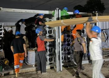 Personel siaga PLN  bersama puluhan unit alat berat dikerahkan untuk memulihkan lima tower Saluran Udara Tegangan Tinggi (SUTT) 150 kV di Aceh yang terdampak banjir bandang. (Divkom PLN Pusat)