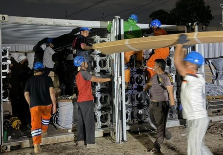 Personel siaga PLN  bersama puluhan unit alat berat dikerahkan untuk memulihkan lima tower Saluran Udara Tegangan Tinggi (SUTT) 150 kV di Aceh yang terdampak banjir bandang. (Divkom PLN Pusat)