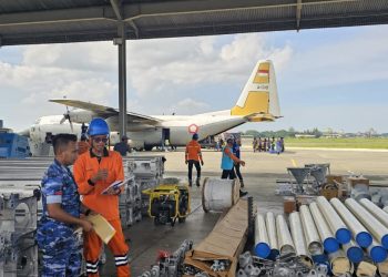 Petugas PLN dan TNI melakukan pengecekan jumlah material emergency di Lanud Sultan Iskandar Muda 28 November 2025 (Dok PLN UID Aceh/ Divkom PLN Pusat)