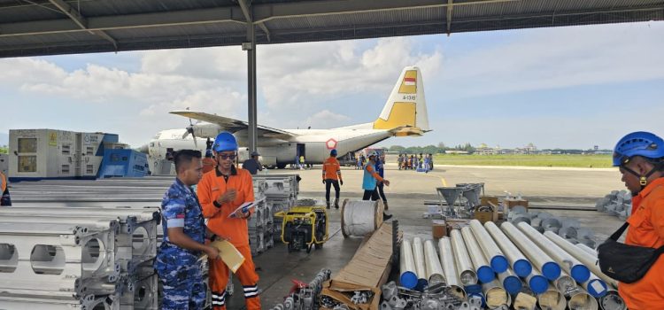 Petugas PLN dan TNI melakukan pengecekan jumlah material emergency di Lanud Sultan Iskandar Muda 28 November 2025 (Dok PLN UID Aceh/ Divkom PLN Pusat)