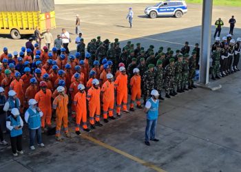 Tim gabungan tanggap bencana dari PLN dan TNI all out melaksanakan Apel Siaga Team Recovery Bencana Aceh di Landasan Udara Sultan Iskandar Muda (29/11) dan siap terjun ke lapangan. Kolaborasi lintas sektor ini dilakukan guna mempercepat proses pemulihan kelistrikan pascabencana di wilayah Aceh. (Divkom PLN Pusat)