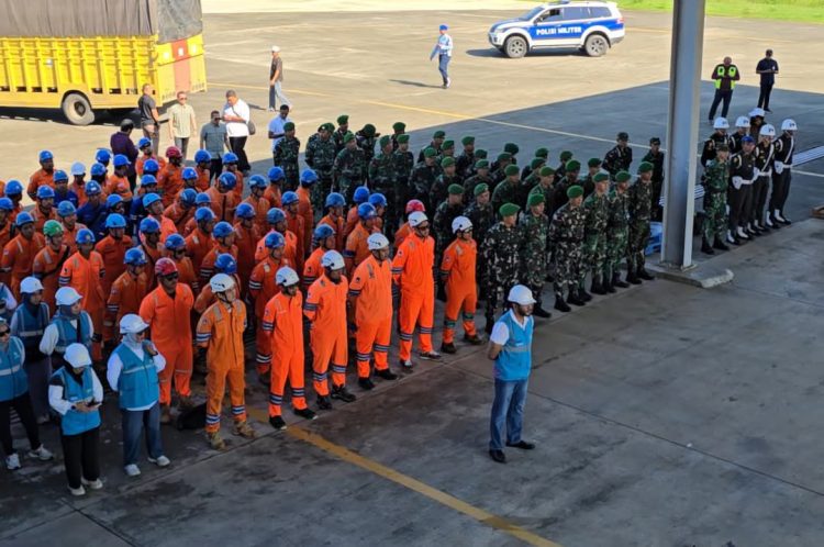 Tim gabungan tanggap bencana dari PLN dan TNI all out melaksanakan Apel Siaga Team Recovery Bencana Aceh di Landasan Udara Sultan Iskandar Muda (29/11) dan siap terjun ke lapangan. Kolaborasi lintas sektor ini dilakukan guna mempercepat proses pemulihan kelistrikan pascabencana di wilayah Aceh. (Divkom PLN Pusat)