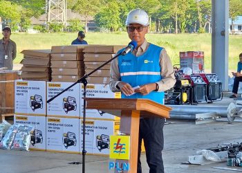 Direktur Utama PLN, Darmawan Prasodjo, menegaskan PLN berkomitmen untuk mempercepat pemulihan jaringan listrik, di saat yang bersamaan juga memberikan bantuan kemanusiaan dalam bentuk paket sembako dan peralatan listrik darurat. (Divkom PLN Pusat)