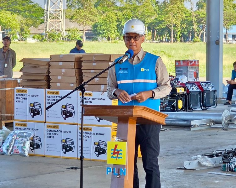 Direktur Utama PLN, Darmawan Prasodjo, menegaskan PLN berkomitmen untuk mempercepat pemulihan jaringan listrik, di saat yang bersamaan juga memberikan bantuan kemanusiaan dalam bentuk paket sembako dan peralatan listrik darurat. (Divkom PLN Pusat)