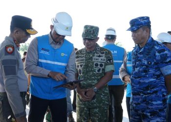 Direktur Utama PLN, Darmawan Prasodjo (kedua dari kiri) bersama Panglima Komando Daerah Militer Iskandar Muda, Mayor Jenderal TNI Joko Hadi Susilo (kedua dari kanan), Komandan Pangkalan TNI Angkatan Udara Sultan Iskandar Muda, Kolonel Nav Sudaryanto, S.M. (kanan), dan Kepala Kepolisian Daerah Aceh, Inspektur Jenderal Polisi Marzuki Ali Basyah (kiri) saat berkoordinasi terkait penanganan bencana alam di Aceh  pada (29/11)/2025). Divkom PLN Pusat)