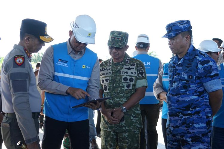 Direktur Utama PLN, Darmawan Prasodjo (kedua dari kiri) bersama Panglima Komando Daerah Militer Iskandar Muda, Mayor Jenderal TNI Joko Hadi Susilo (kedua dari kanan), Komandan Pangkalan TNI Angkatan Udara Sultan Iskandar Muda, Kolonel Nav Sudaryanto, S.M. (kanan), dan Kepala Kepolisian Daerah Aceh, Inspektur Jenderal Polisi Marzuki Ali Basyah (kiri) saat berkoordinasi terkait penanganan bencana alam di Aceh  pada (29/11)/2025). Divkom PLN Pusat)