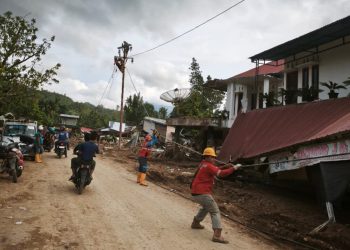 Petugas PLN melakukan penarikan kabel untuk disambungkan ke tiang-tiang listrik jaringan tegangan rendah (JTR) baru di Kabupaten Agam. Total lebih dari 600 tiang listrik pengganti berhasil dipasang oleh Petugas PLN guna memastikan suplai listrik kepada masyarakat kembali normal. (Divkom PLN Pusat)