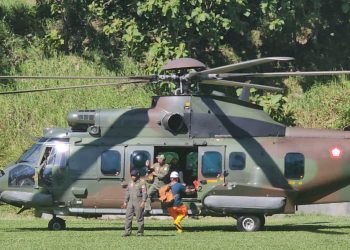 Dengan dukungan TNI Angkatan Udara (AU), para personel PLN diterbangkan dengan helikopter ke titik-titik tower terdampak yang tidak dapat diakses jalur darat untuk mempercepat recovery kelistrikan pascabencana Aceh, pada Minggu (30/11)/2025). (Divkom PLN Pusat)